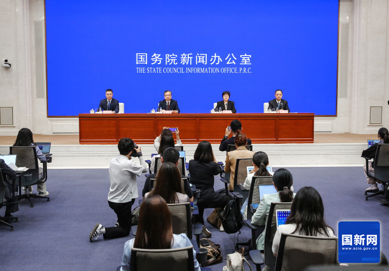 国务院新闻办就2025年上半年工业和信息化发展情况举行发布会